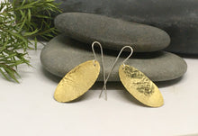 Load image into Gallery viewer, Brass Hammered Oval