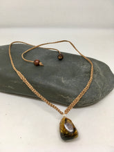 Load image into Gallery viewer, Amber Pendant Necklace